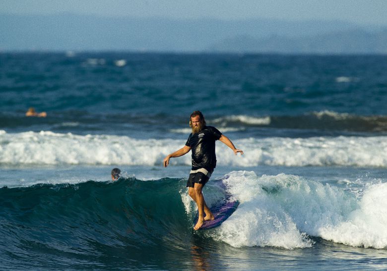 Serunya Surfing di Pantai Batu Karas, Pantai Kuta`nya Jawa Barat