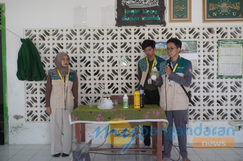 Edukasi Praktis Mahasiswa KKN UGM: Sulap Urin Sapi Jadi Pupuk Cair Berkualitas dengan Botol Bekas di Kalipucang Pangandaran