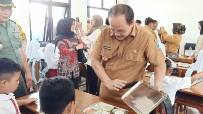 Bupati Pangandaran H. Jeje Wiradinata Intip Menu Makan Bergizi Gratis di SDN 1 Babakan Pangandaran 