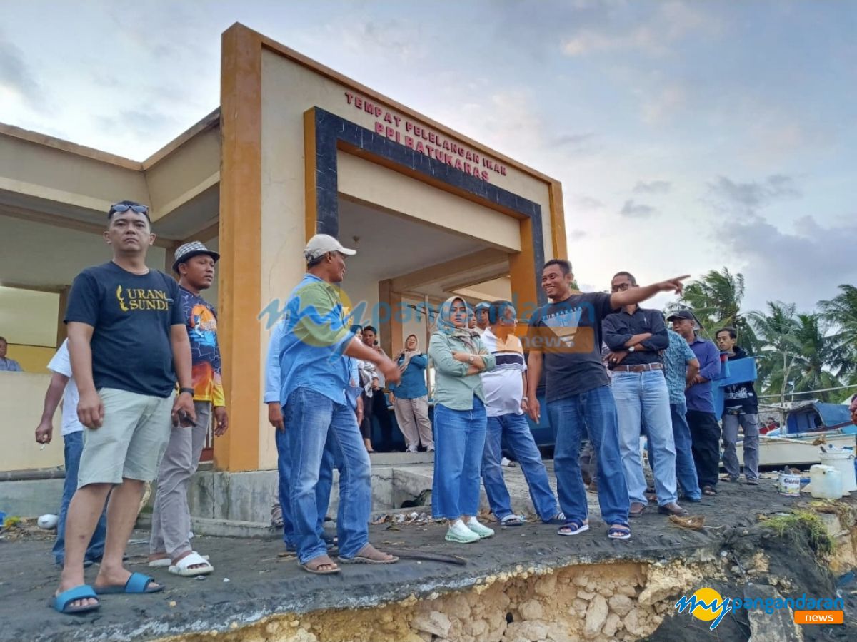 Bupati Pangandaran Tinjau Dampak Abrasi PPI Sanghyangkalang, Siapkan Bantuan Rp100 Juta
