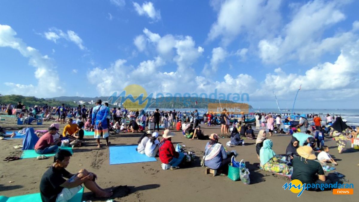 Foto: Libur Sekolah, Pantai Barat Pangandaran Dipadati Wisatawan