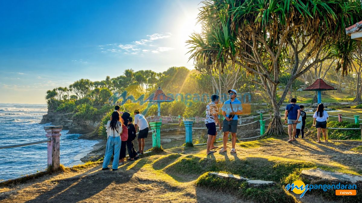 Foto : Menikmati Panorama Senja di Tebing Pantai Batu Hiu