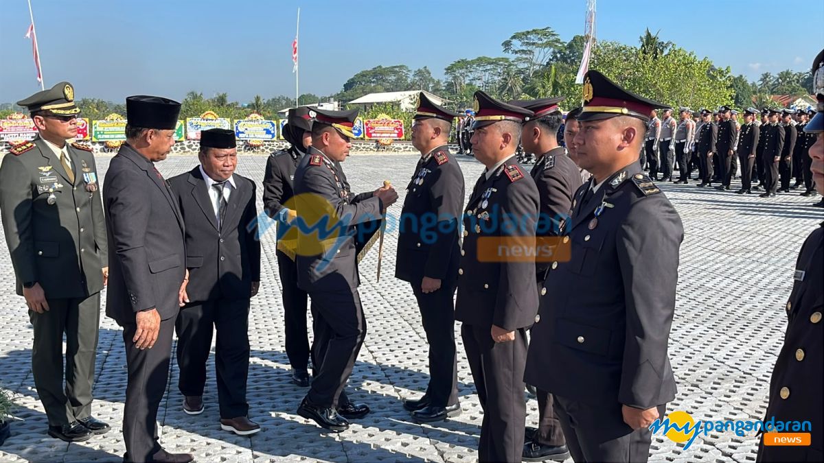 Foto : Pemberian Tanda Kehormatan Presiden di Mako Polres Pangandaran dalam Rangka HUT Bhayangkara ke-80