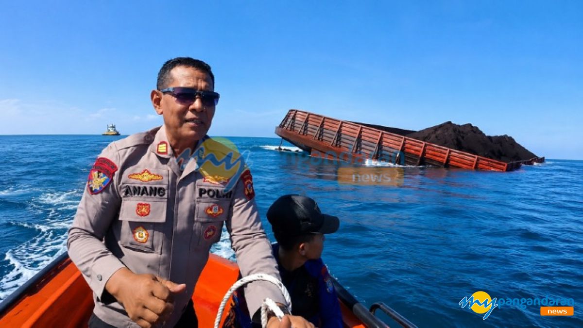 Foto: Polairud Tinjau Langsung Lokasi Kapal Tenggelam di Perairan Batukaras Pangandaran