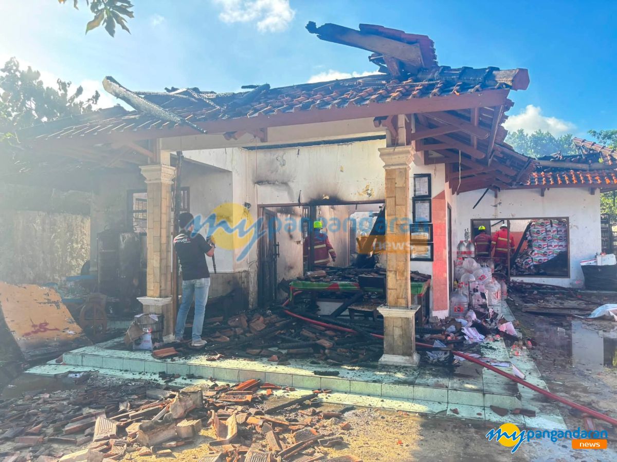 Gudang Air Kemasan di Sidamulih Pangandaran Ludes Terbakar, Diduga Akibat Korsleting Listrik
