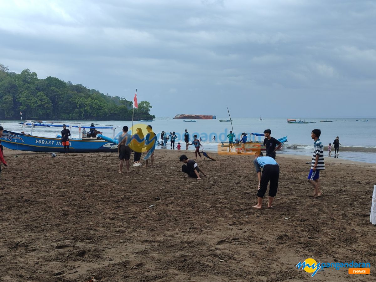 Hujan Angin Landa Pangandaran, Aktivitas Wisatawan di Pantai Barat Tetap Normal