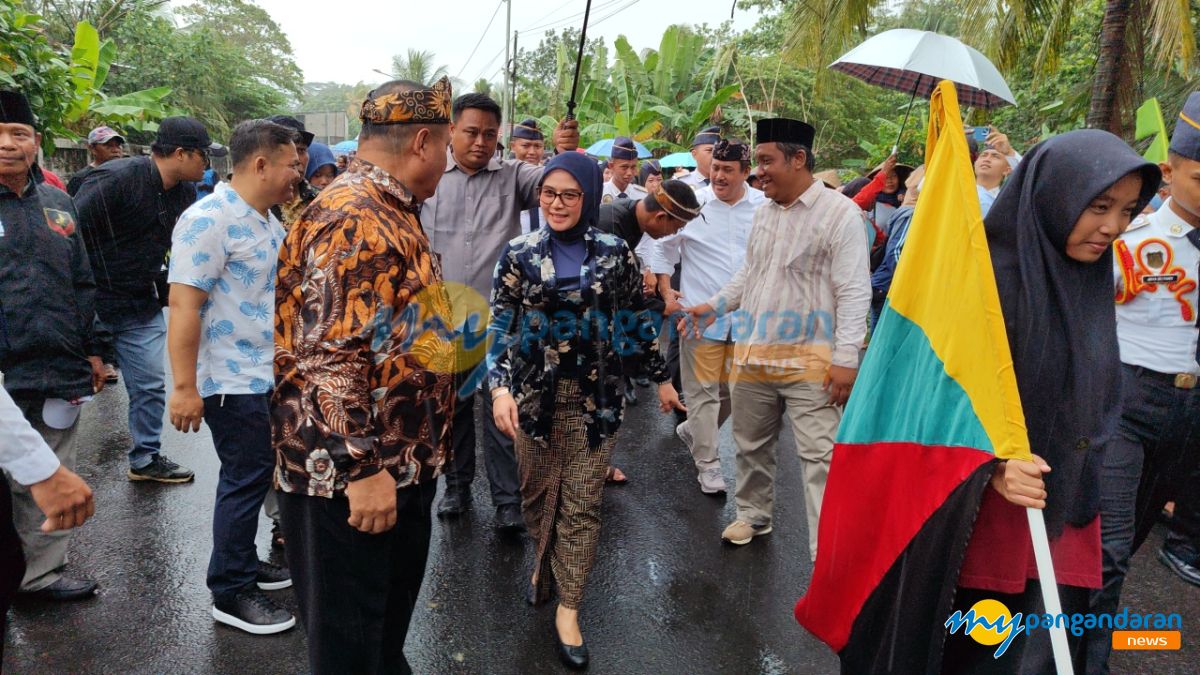 Hujan Tak Surutkan Semangat Ribuan Warga Pangandaran Saksikan Karnaval Syukuran Nelayan di Pelabuhan Cikidang