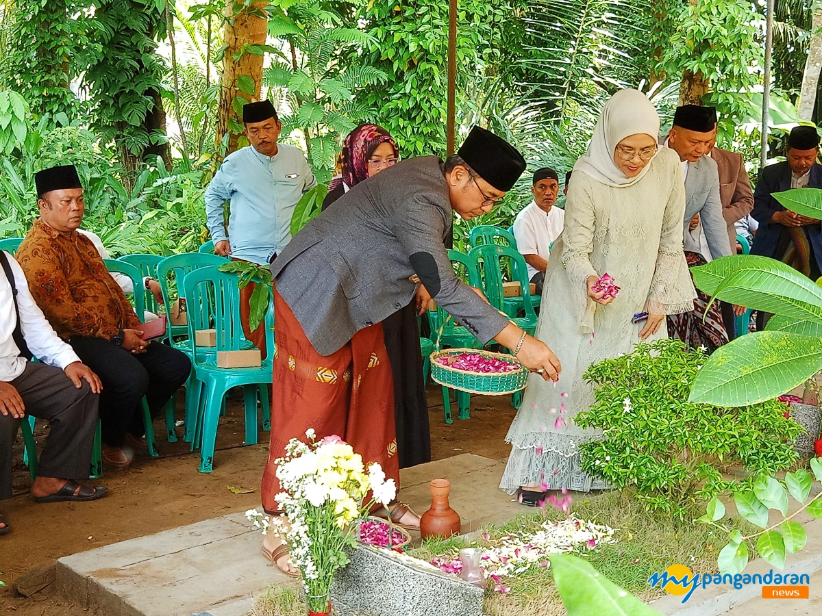 Jelang Milangkala Pjs Bupati Benny Bachtiar Ziarah Ke Makam Tokoh Pemekaran Presidium Pangandaran