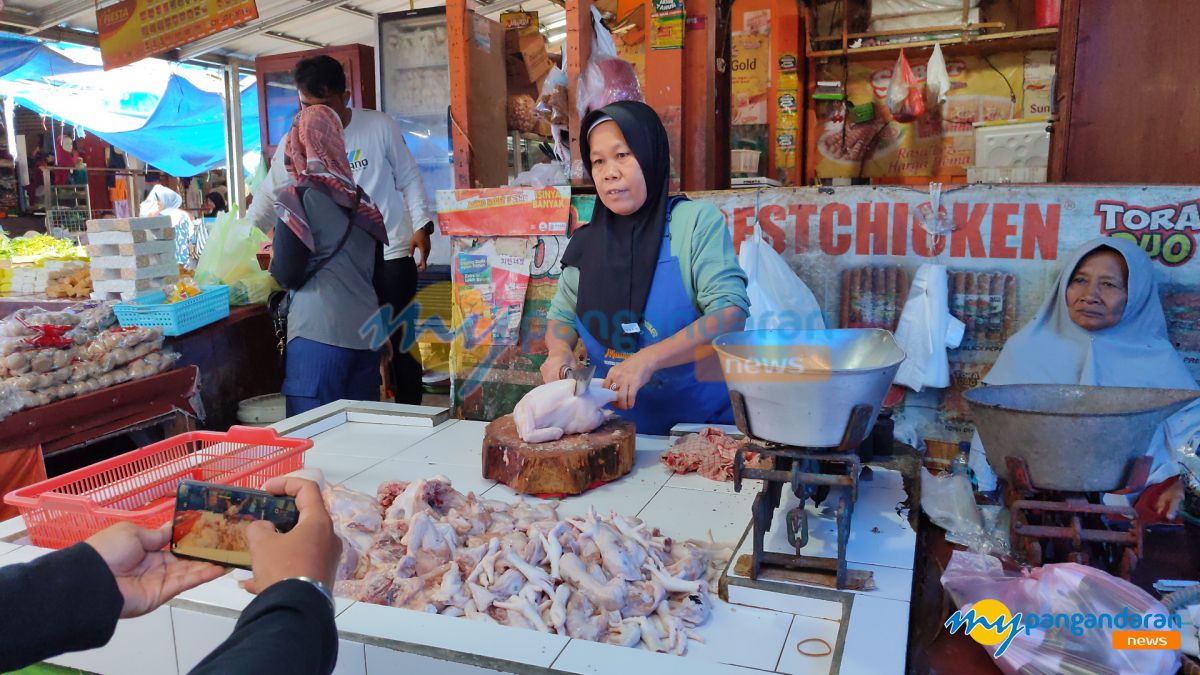 Jelang Ramadan, Harga Daging Ayam BR di Pasar Pananjung Pangandaran Merangkak Naik 