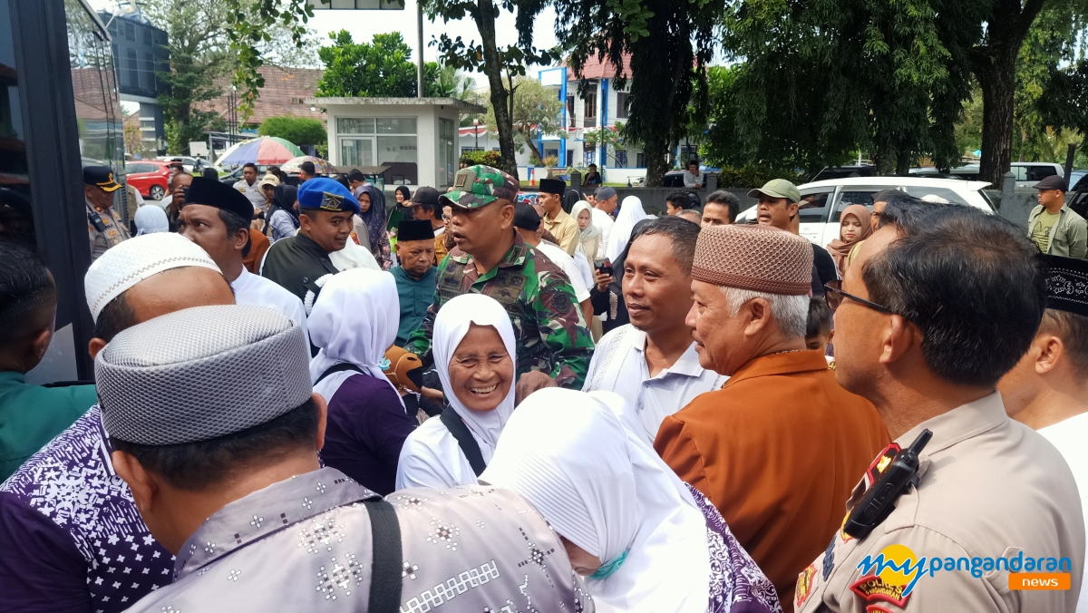 Jemaah Haji Kabupaten Pangandaran Kembali ke Tanah Air dengan Selamat