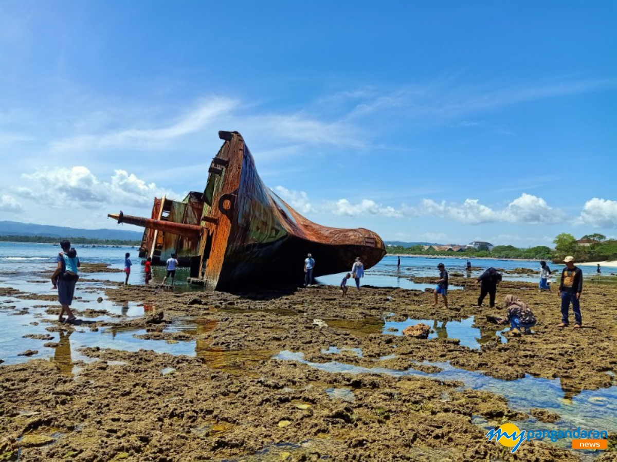 Kapal Viking di Pasir Putih Pangandaran Jadi Spot Foto Populer di Media Sosial