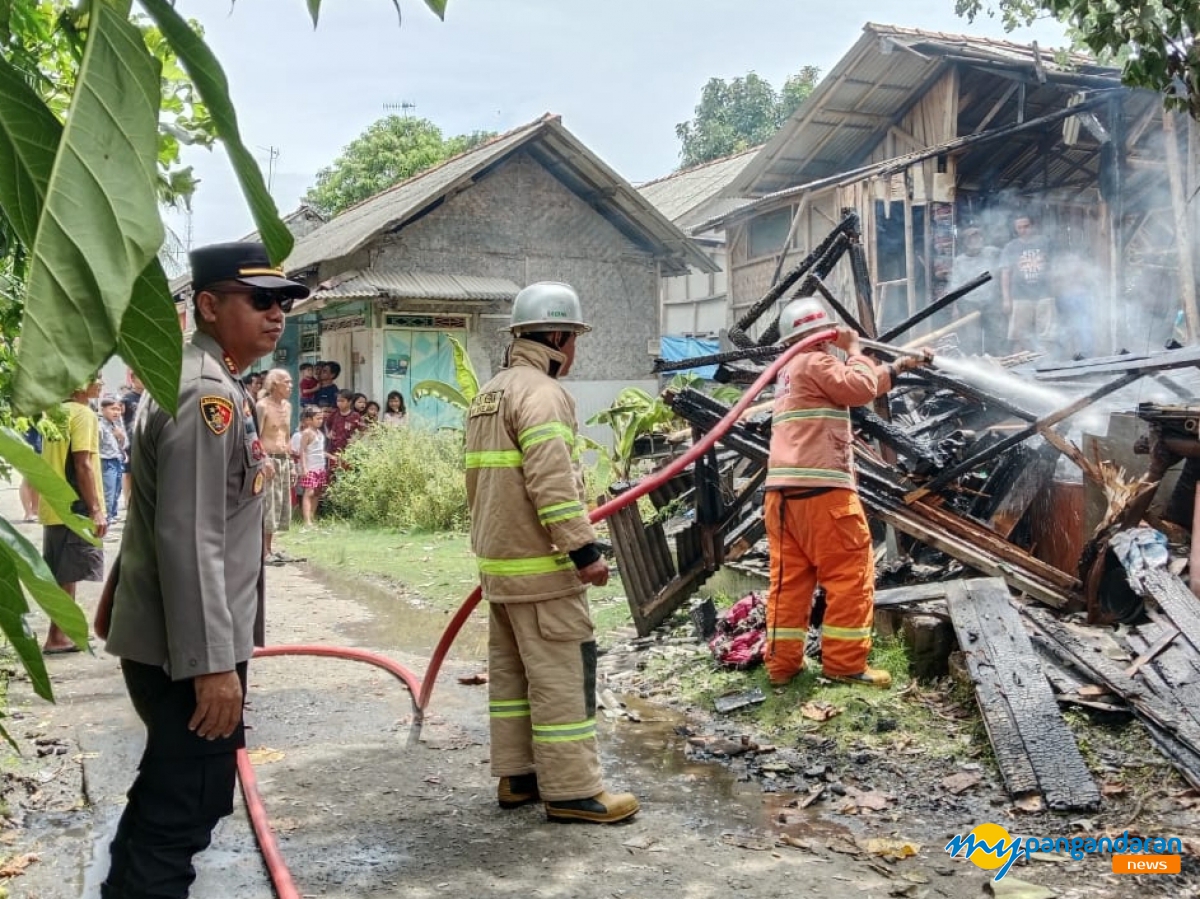 Kebakaran Rumah, Kapolsek Pangandaran Bantu Evakuasi  Korban 