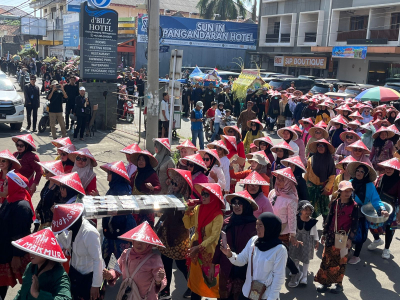 Meriah! Pelaku Usaha dan Nelayan Pantai Pangandaran Ikuti Karnaval Puncak Hajat Laut 1 Muharam 1448 H