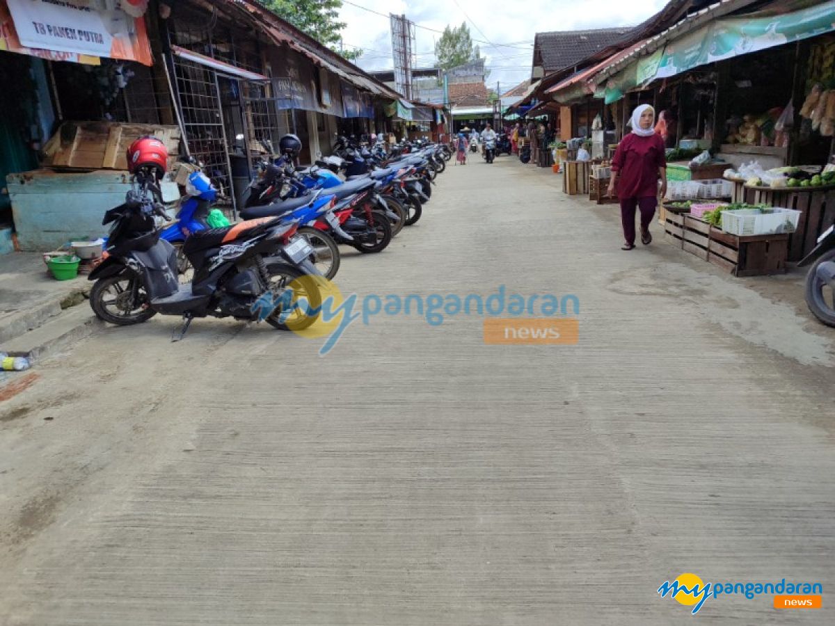 Pedagang Pasar Pananjung Gotong Royong Perbaiki Jalan Rusak