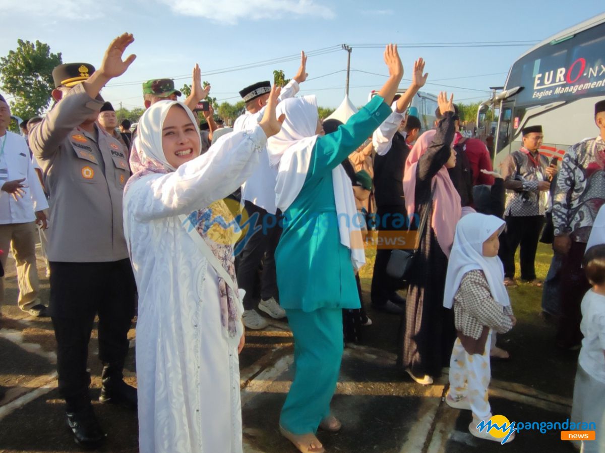 Penuh Haru, Bupati Citra Pitriyami Berangkatkan Ratusan Jemaah Haji Pangandaran