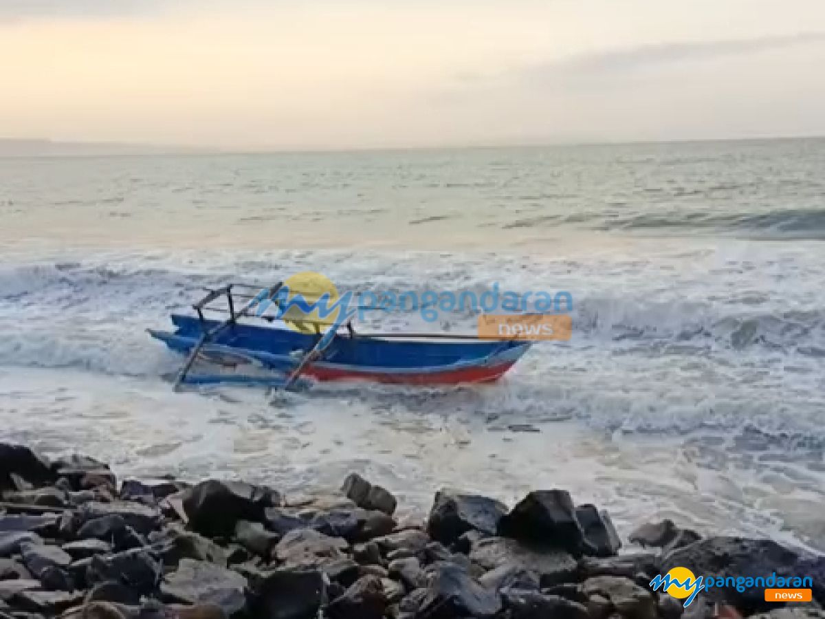 Perahu Nelayan Tanpa Awak Terdampar di Pantai Timur Pangandaran, Diduga Terbawa Arus Akibat Cuaca Buruk