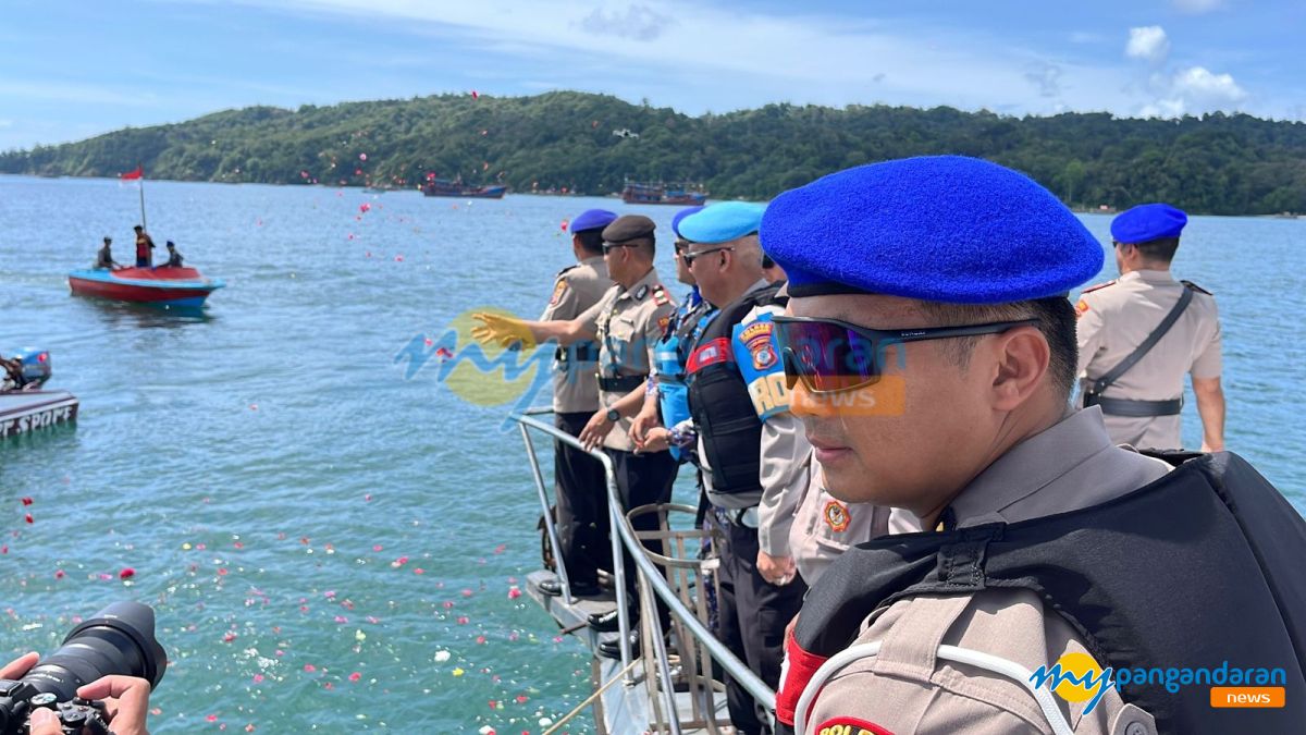 Polairud Peringati HUT ke-75, Jajaran Polres Pangandaran Gelar Upacara dan Tabur Bunga di Perairan Teluk Pananjung