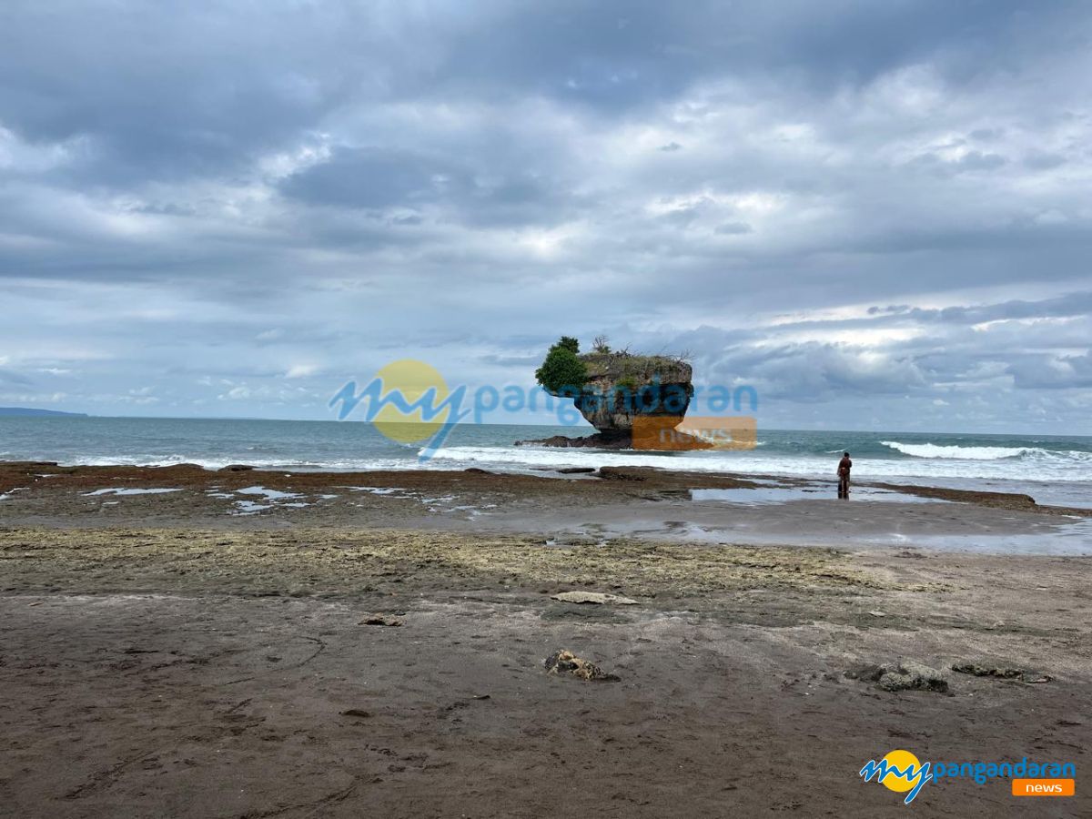Potret Batu Karang Unik di Pantai Madasari Pangandaran
