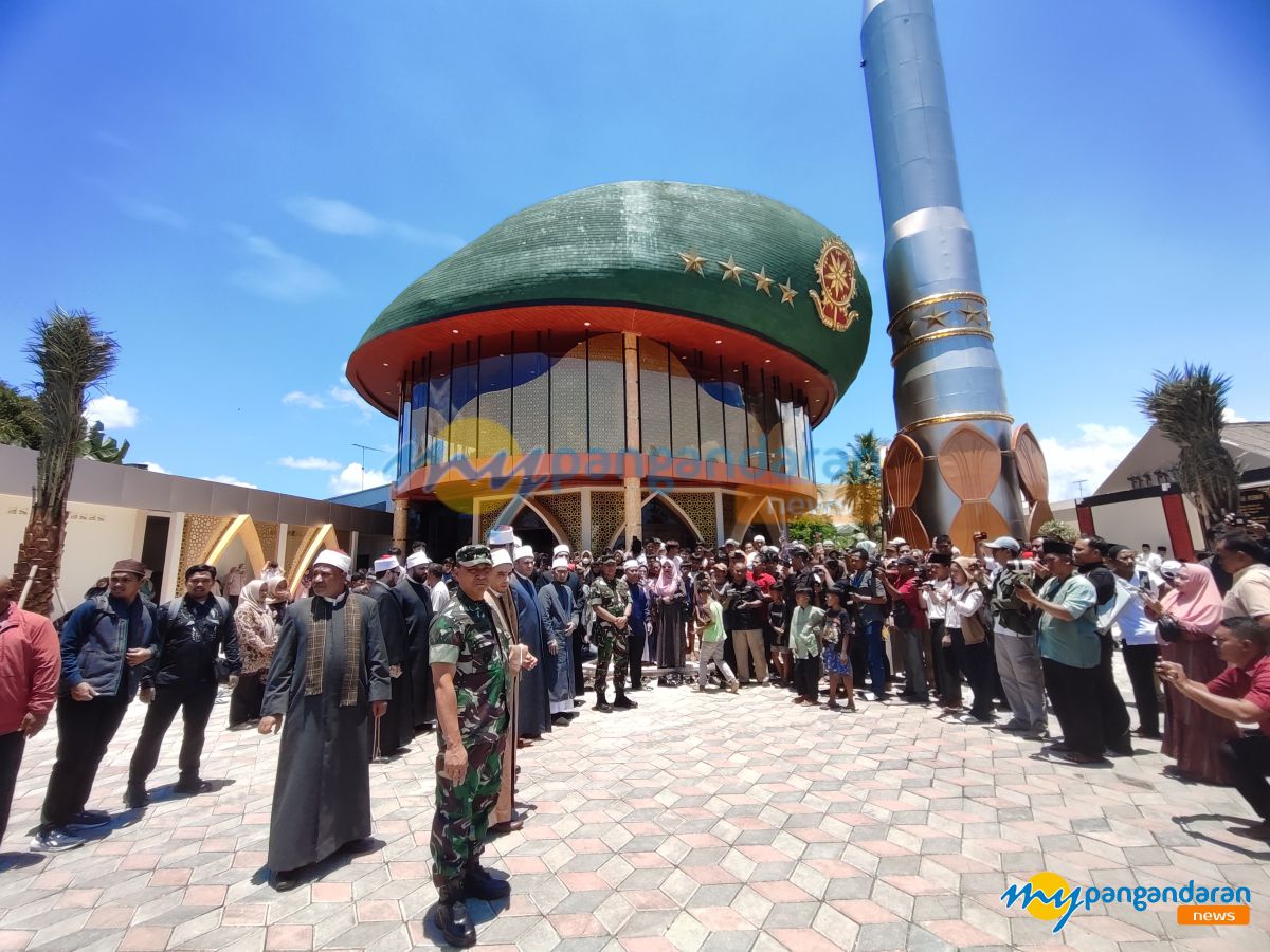 Potret Warga Antusias Menyaksikan Persemian Masjid Baret Hijau di Cijulang Pangandaran 