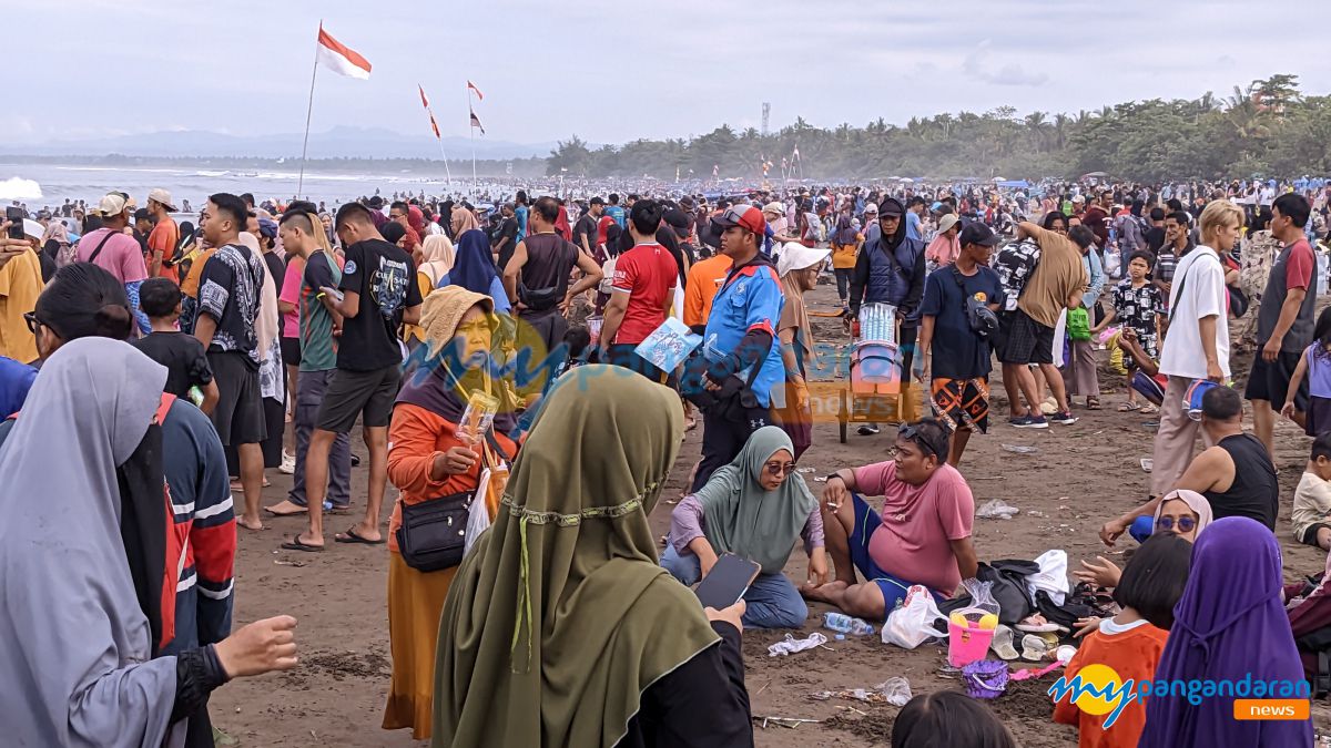 Potret Wisatawan Padati Pantai Barat Pangandaran pada Libur Waisak 2025