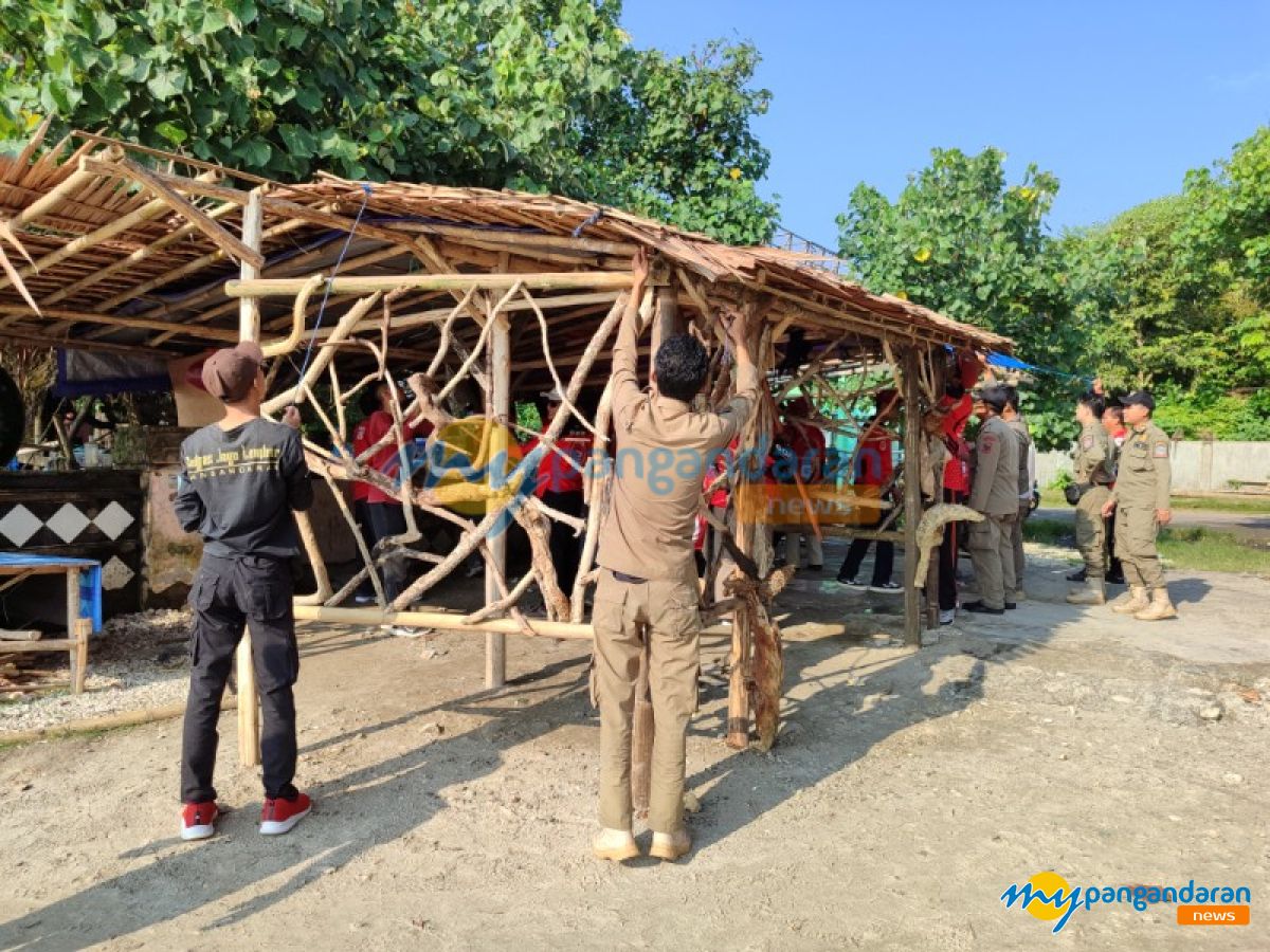 Puluhan Perahu dan Warung di Pantai Timur Pangandaran Ditertibkan Petugas Gabungan