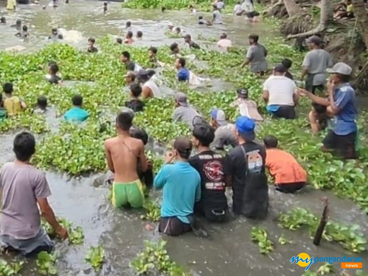 Ribuan Warga Ciganjeng Pangandaran Ikuti Tradisi Unik Ngobeng Balong