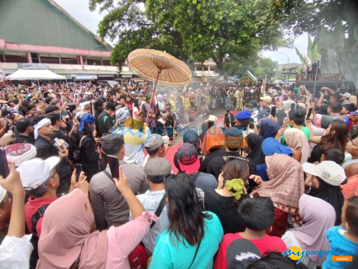 Ribuan Warga Padati Hajat Laut di Pantai Barat Pangandaran, Sosok Mirip Nyi Roro Kidul Curi Perhatian