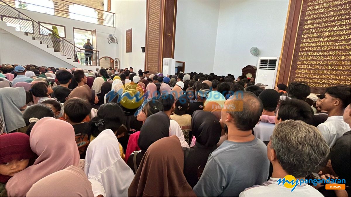 Ribuan Warga Serbu Pembagian Takjil dan Al-Qur’an Gratis di Masjid Agung Al Istiqomah Pangandaran
