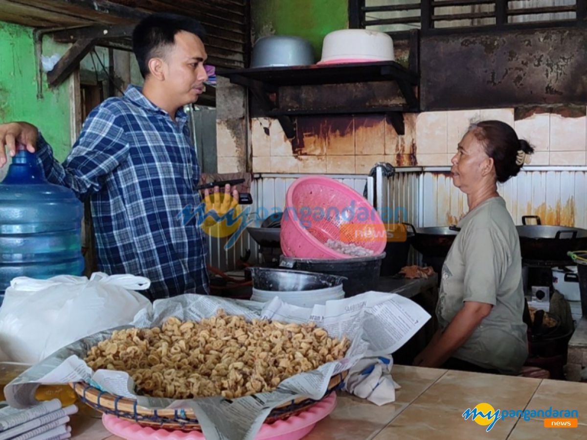 Sambut Libur Lebaran 1446 H, Pedagang Camilan Seafood Krispi di Pantai Pangandaran Bersiap 