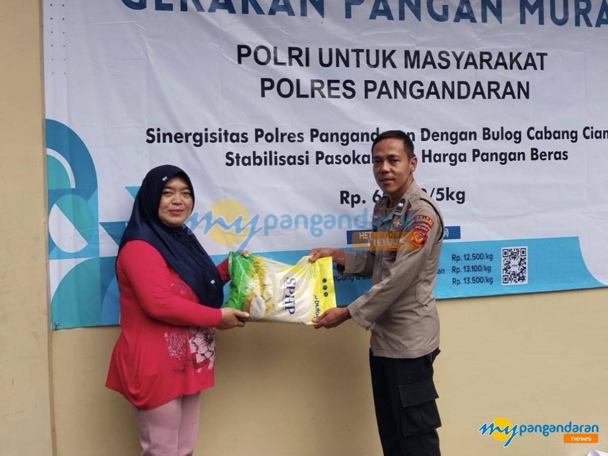 Tak Perlu Becek-becekan ke Pasar, Bhabinkamtibmas di Pangandaran Siap Antar Beras ke Rumah Warga