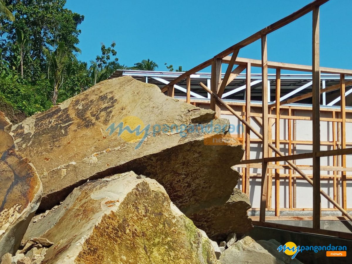 Tebing Longsor di Sukahurip Pangandaran, Satu Bangunan Rumah Relokasi Eks Pasar Wisata Hancur 