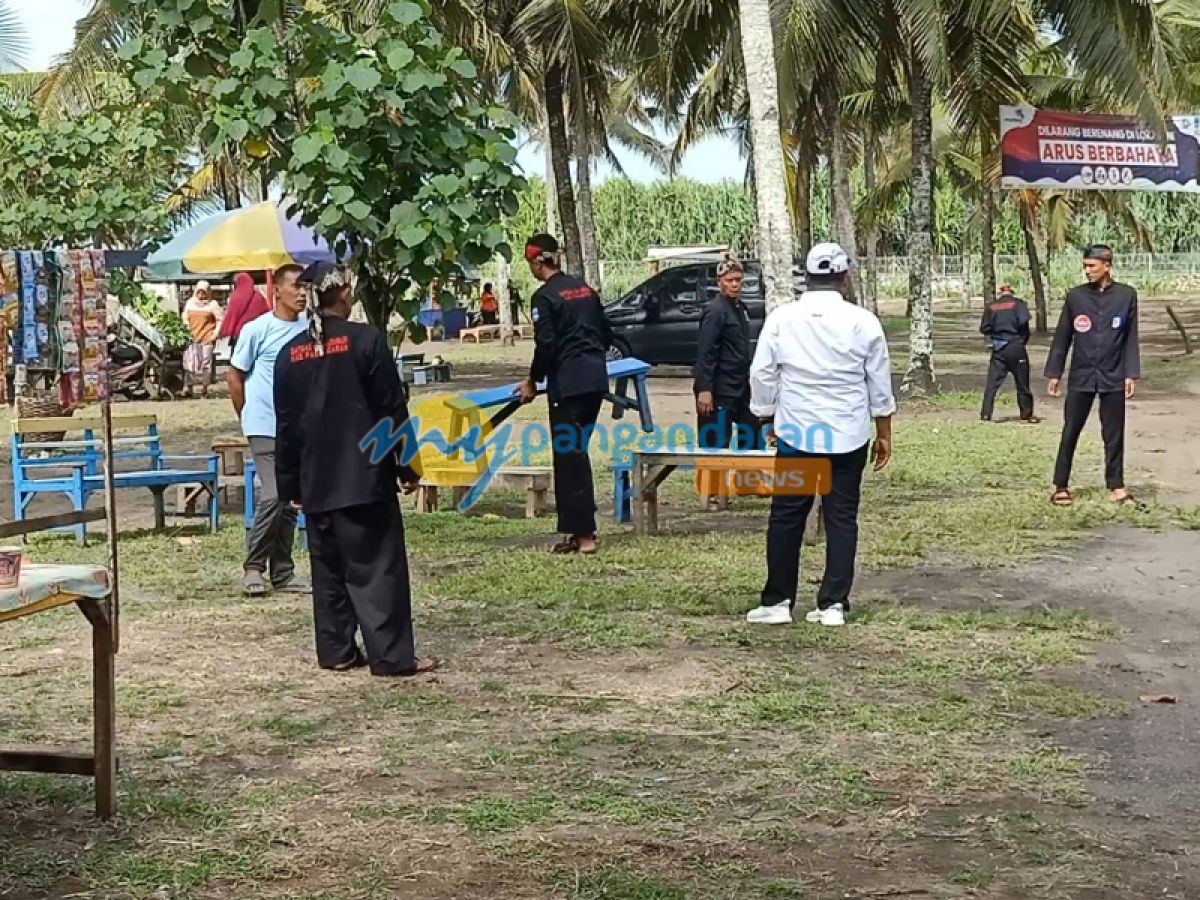 Tim Gabungan Jaga Sapta Pesona Tertibkan PKL Tidak Berizin di Pantai Barat Pangandaran 