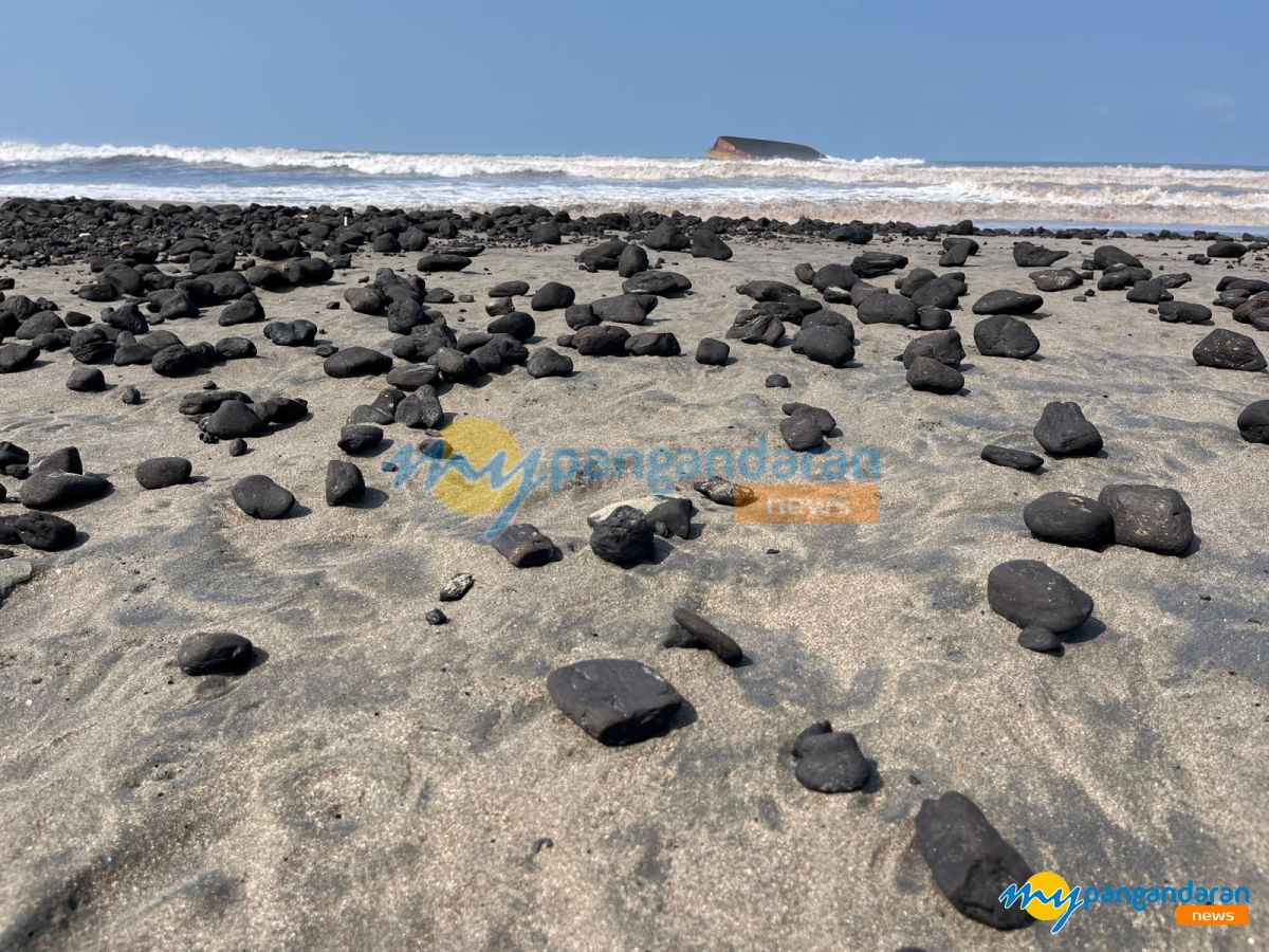 Tongkang Bermuatan Batu Bara Kandas di Pangandaran, Tumpahan Ancam Ekosistem Laut
