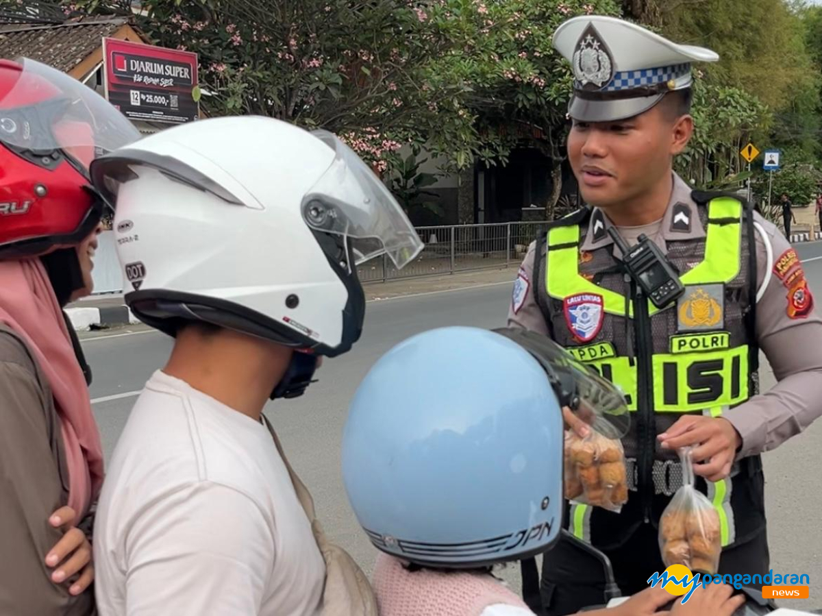 Unik! Pengendara Tertib di Pangandaran Diberhentikan Polisi, Malah Dapat Cokelat dan Tahu Krispi