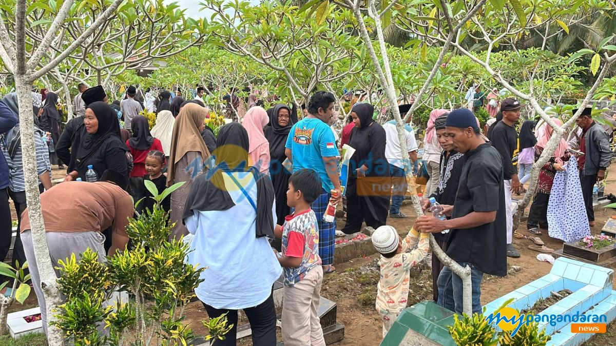 Warga Pangandaran Ziarah Makam Jelang Ramadan 1447H, Tradisi Tahunan Desa Babakan