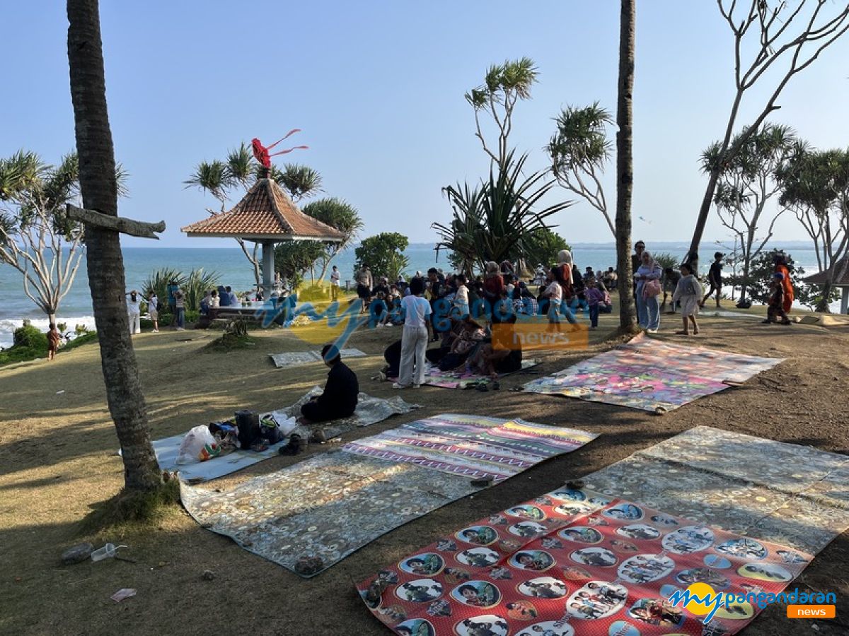 Wisatawan Padati Bukit Pantai Batu Hiu, Nikmati Piknik Keluarga dengan Panorama Laut