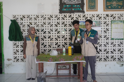 Edukasi Praktis Mahasiswa KKN UGM: Sulap Urin Sapi Jadi Pupuk Cair Berkualitas dengan Botol Bekas di Kalipucang Pangandaran