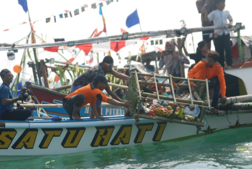 KKN PPM UGM Sinarang Kalipucang Dorong Promosi Digital Penutupan Hajat Laut di Palataran Agung