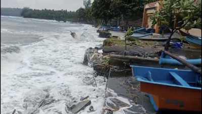 Abrasi di Pantai Batukaras Kian Parah, Akses Wisata Terganggu dan Nelayan Sulit Melaut