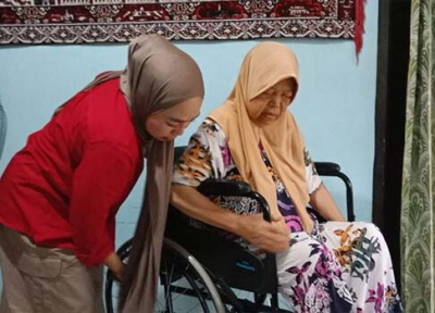 Ai Nanan Handayani, Anggota DPRD Pangandaran Beri Bantuan Kursi Roda untuk Warga Sakit