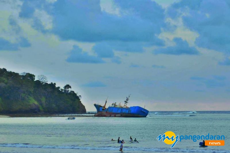 Air Pantai Pasir Putih Tercemar Keberadaan MV Viking Disoal Warga