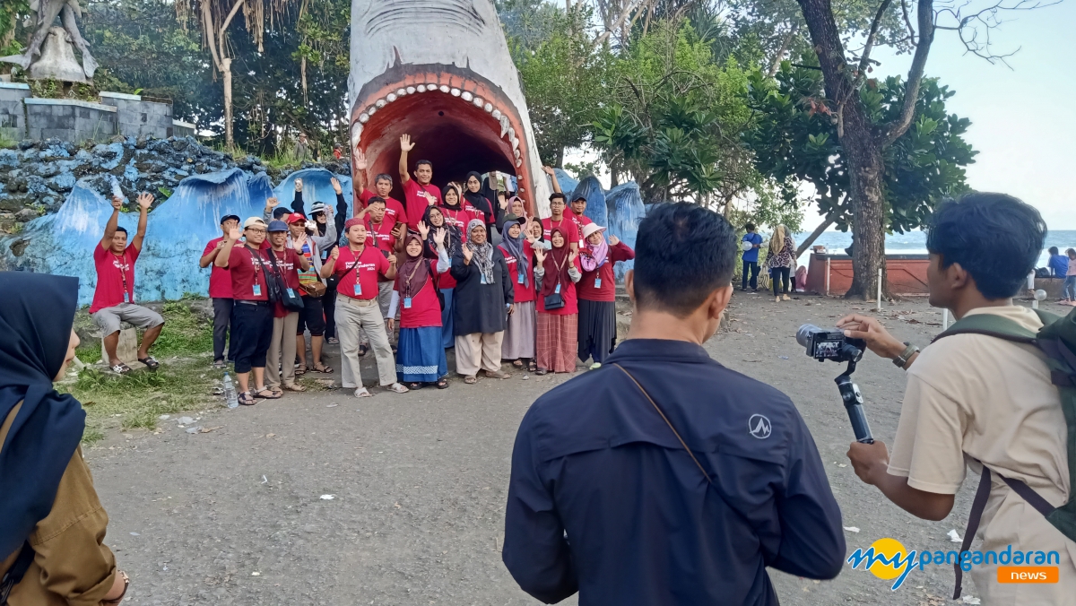 Akhir Liburan Sekolah, Wisatawan Masih Penuhi Objek Wisata Pantai Batu Hiu Pangandaran 