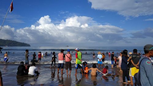 Akhir Pekan Jelang Ramadan 1440 H, Pantai Pangandaran Dipadati Wisatawan