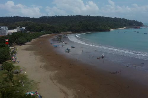 Akhir Pekan Pertama Rapid Test Dihapus, Pantai Pangandaran Ramai Pengunjung