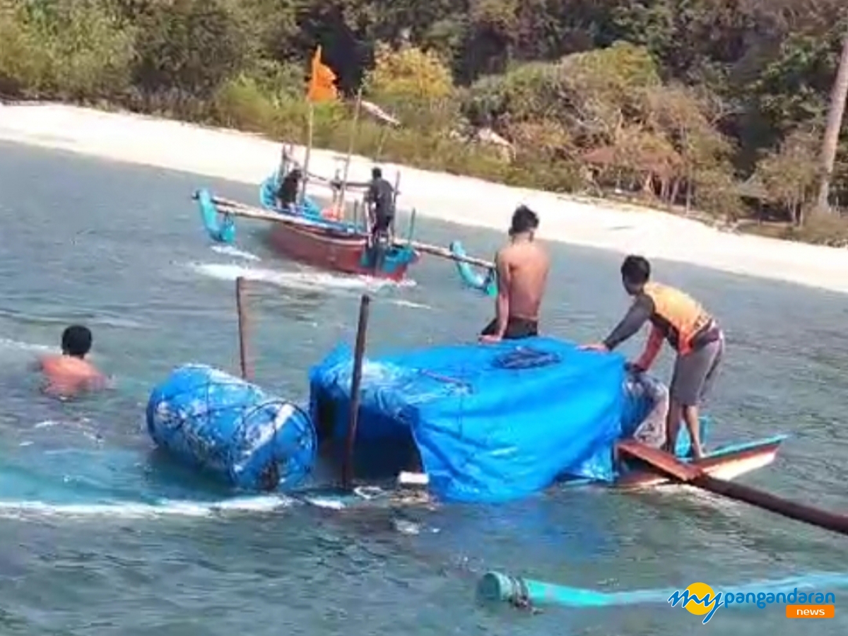 Akibat Muatan Penuh, Perahu Nelayan Karam di Perairan Batu Layar Pangandaran 