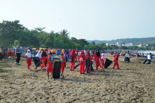 Dalam Rangka Hari Bhayangkara ke-72, Polri dan TNI Adakan Gerakan Bersih Pantai 