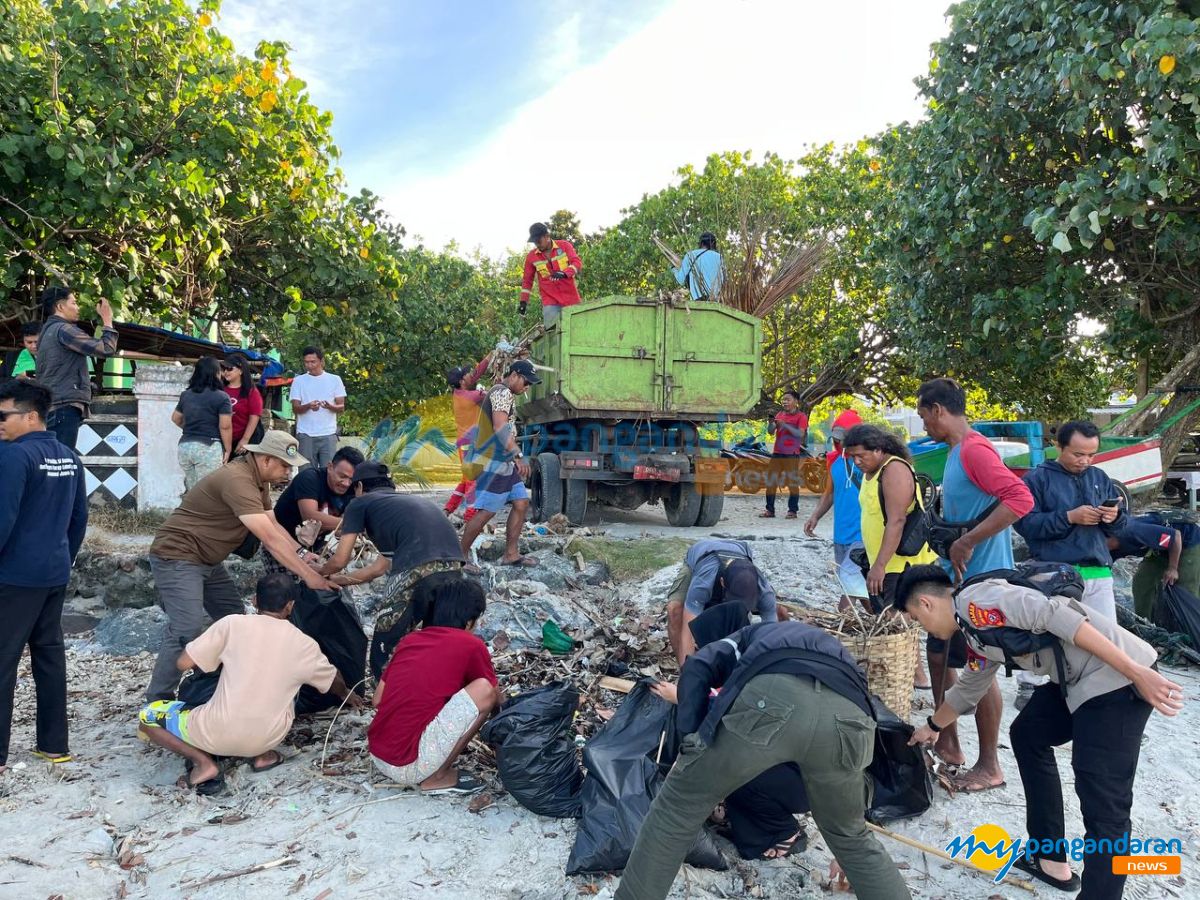 Aksi Peduli Kebersihan, Sampah di Pantai Timur Pangandaran Disapu Bersih oleh Nelayan dan Investor Keramba 