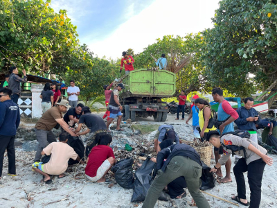 Aksi Peduli Kebersihan, Sampah di Pantai Timur Pangandaran Disapu Bersih oleh Nelayan dan Investor Keramba 