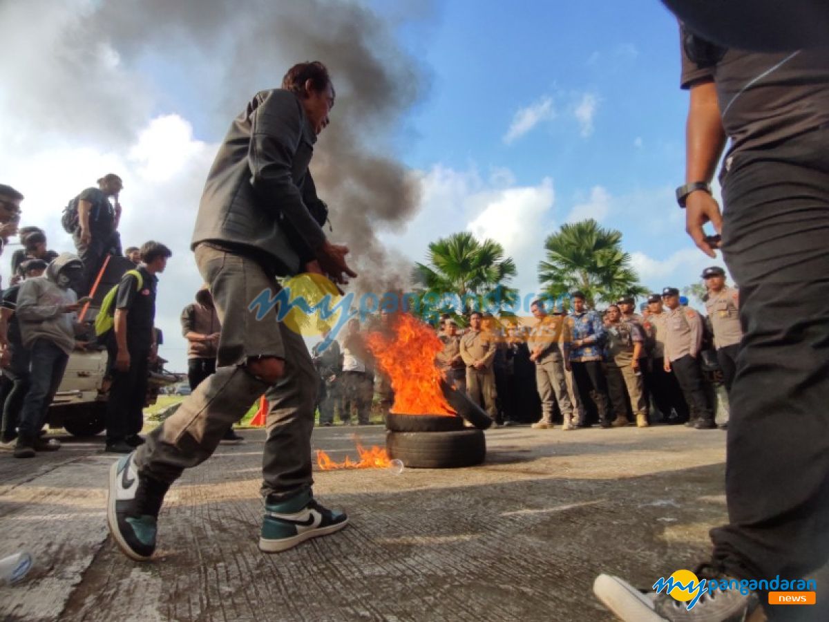 Aksi Protes dan Bakar Ban Mewarnai 100 Hari Pemerintahan Citra-Ino di Pangandaran