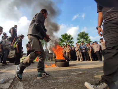 Aksi Protes dan Bakar Ban Mewarnai 100 Hari Pemerintahan Citra-Ino di Pangandaran